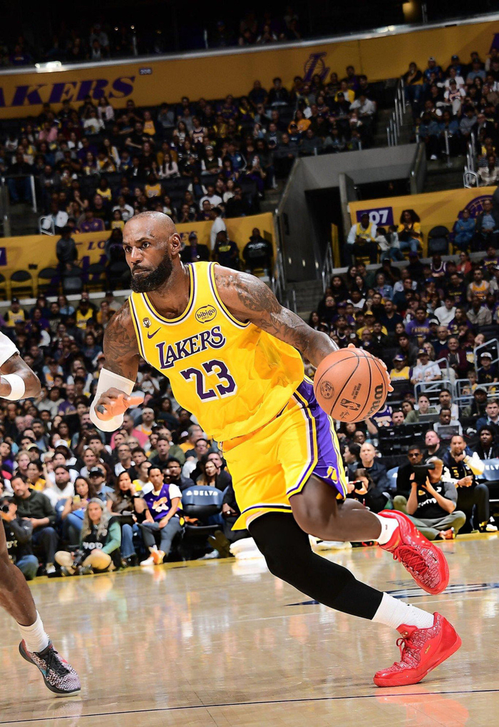 足球赛事-詹姆斯父子三人三喜临门！布朗尼6分布莱斯进四强 老詹自称赢家家族|勒布朗·詹姆斯|NBA|贾巴尔|布朗尼·詹姆斯|勒布朗-詹姆斯_新浪体育_新浪新闻