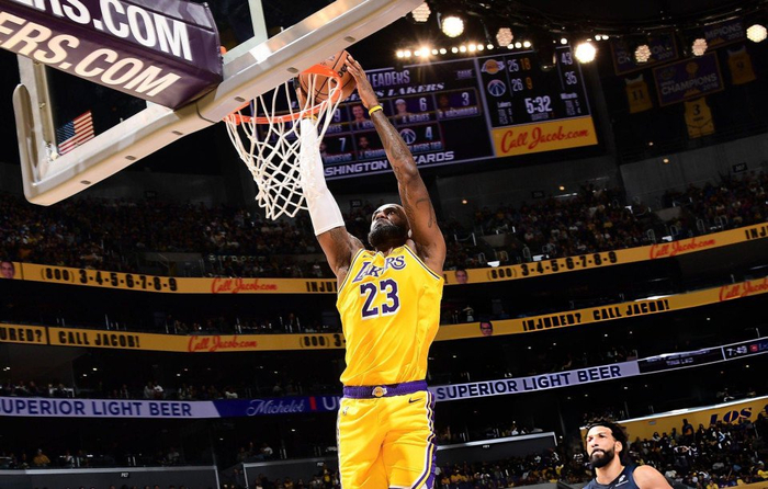 足球赛事-詹姆斯父子三人三喜临门！布朗尼6分布莱斯进四强 老詹自称赢家家族|勒布朗·詹姆斯|NBA|贾巴尔|布朗尼·詹姆斯|勒布朗-詹姆斯_新浪体育_新浪新闻